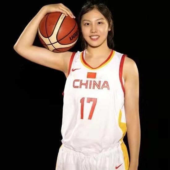 30岁加拉塔萨雷前锋伊卡尔迪本赛季为球队出战25场比赛，打入17球送出6次助攻，身价2000万欧元。